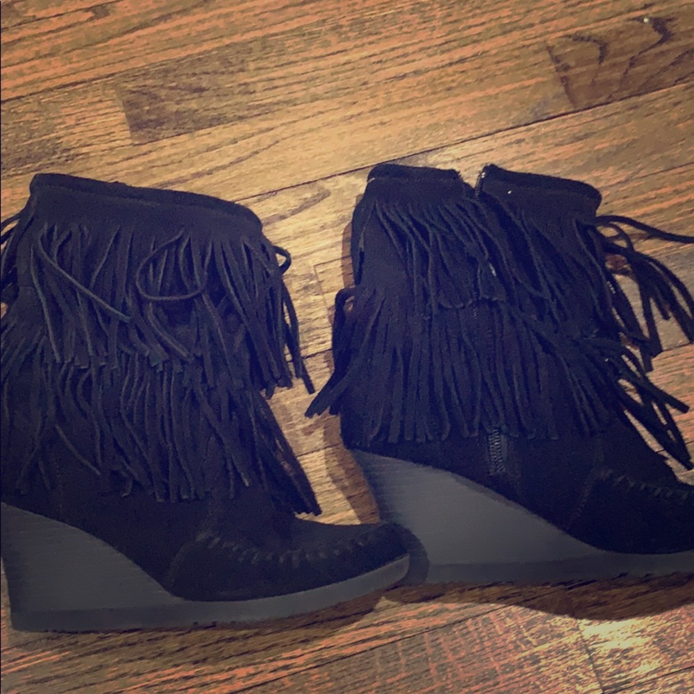 Black wedges with fringes